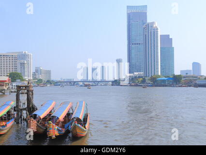 Traditionelle Boote am Chao Phraya River in Bangkok Thailand. Stockfoto