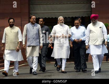 (160718)--NEU-DELHI, 18. Juli 2016 (Xinhua)--der indische Premierminister Narendra Modi (C, vorne) kommt bei Parliament House mit seinem Kabinettskollegen am ersten Tag des Monsun-Sitzung in New Delhi, Indien, 18. Juli 2016. Die Monsun-Sitzung des indischen Unterhaus begann am Montag jedoch wurde vertagt, kurz bis Dienstag wegen des Todes von Madhya Pradesh MP Dalpat Singh Paraste. (Xinhua/Stringer) (Sxk) Stockfoto