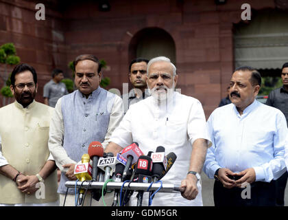 (160718)--NEU-DELHI, 18. Juli 2016 (Xinhua)--der indische Premierminister Narendra Modi (2. R Front) befasst sich mit die Medien im Parliament House bei der Ankunft am ersten Tag des Monsun-Sitzung in New Delhi, Indien, 18. Juli 2016. Die Monsun-Sitzung des indischen Unterhaus begann am Montag jedoch wurde vertagt, kurz ToTuesday aufgrund des Todes von Madhya Pradesh MP Dalpat Singh Paraste. (Xinhua/Stringer) (Sxk) Stockfoto