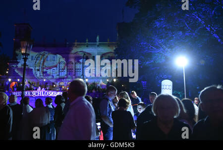 Dresden, Deutschland. 16. Juli 2016. Besucher staunen über die beleuchtete Schloss Albrechtsberg an der 8. Schloessernacht (lt. Burg Nacht) in Dresden, Deutschland, 16. Juli 2016. Foto: Britta Pedersen/Dpa/Alamy Live News Stockfoto