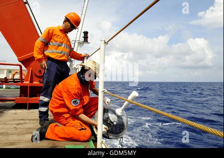 (160718)--an Bord ZHANG JIAN, 18. Juli 2016 (Xinhua)--Forscher setzen eine Boje ins Wasser in das Südchinesische Meer, 18. Juli 2016. Chinesische Forschung Schiff erreichten Zhang Jian Ziel Wasser in das Südchinesische Meer Tiefsee erkunden. (Xinhua/Zhang Jiansong) (Wyl) Stockfoto