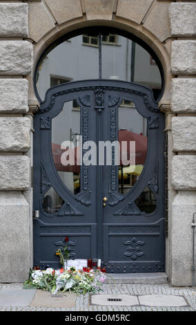 Leipzig, Deutschland. 18. Juli 2016. Blumen und Kerzen Denkmal vor dem Eingang zu der Unister Firmensitz in Leipzig, Deutschland, 18. Juli 2016. Das Leipziger Internetunternehmen Unister eingereicht für Insolvenz - vier Tage nach dem Unfalltod ihres Leiters. Wagner starb bei dem Absturz von einem privaten Flugzeug in Slowenien am 14. Juli 2016. Foto: JAN WOITAS/Dpa/Alamy Live News Stockfoto