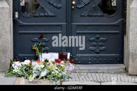 Leipzig, Deutschland. 18. Juli 2016. Blumen und Kerzen Denkmal vor dem Eingang zu der Unister Firmensitz in Leipzig, Deutschland, 18. Juli 2016. Das Leipziger Internetunternehmen Unister eingereicht für Insolvenz - vier Tage nach dem Unfalltod ihres Leiters. Wagner starb bei dem Absturz von einem privaten Flugzeug in Slowenien am 14. Juli 2016. Foto: JAN WOITAS/Dpa/Alamy Live News Stockfoto