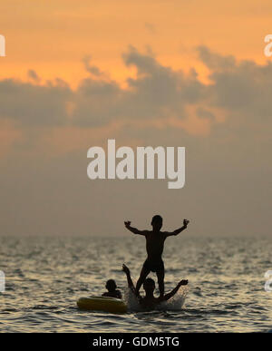 Sanya, China Provinz Hainan. 17. Juli 2016. Menschen spielen in Sanya City, Süd-China Hainan Province, 17. Juli 2016 im Wasser. © Chen 北方文物/Xinhua/Alamy Live-Nachrichten Stockfoto