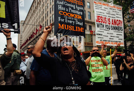 Kathy vorsichtig Coleman trotzt Demonstranten in Public Square in Cleveland, Ohio 18. Juli 2016. 17. Juli 2016. © Seth Herold/ZUMA Draht/Alamy Live-Nachrichten Stockfoto