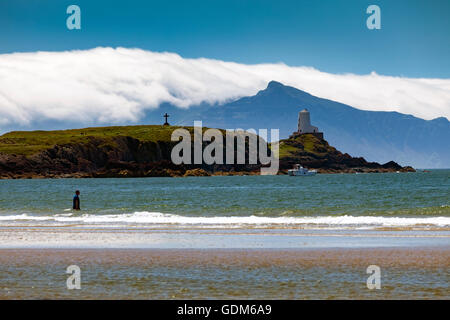 Anglesey, Wales, Großbritannien, 18. Juli 2016. Deutschland Wetter - Strand goer genießen die warme Wetter und warmen Meer auf rhosneigr Strand an der Westküste von Anglesey mit llanddwyn Island oder ynys llanddwyn wie es in Waliser in der Mitte ist, in der Ferne die Berge der Llyn Halbinsel sind mit dem Meer Nebel rollen über sie gesehen. Stockfoto