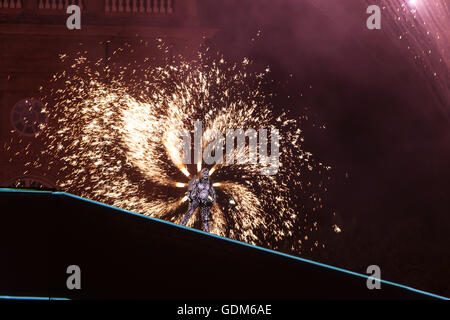 Turin, Italien. 17. Juli 2016. Groupe F führen "LE Fleur de Peau" innerhalb der Reggia di Venaria Credit: Daniele Baldi/Alamy Live News Stockfoto