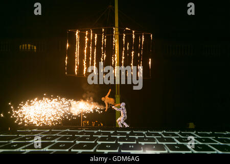 Turin, Italien. 17. Juli 2016. Groupe F führen "LE Fleur de Peau" innerhalb der Reggia di Venaria Credit: Daniele Baldi/Alamy Live News Stockfoto