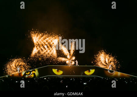 Turin, Italien. 17. Juli 2016. Groupe F führen "LE Fleur de Peau" innerhalb der Reggia di Venaria Credit: Daniele Baldi/Alamy Live News Stockfoto