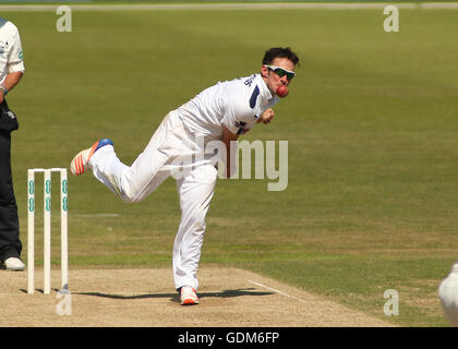 Die Ageas Schüssel, Southhampton, UK. 18. Juli 2016. Specsavers County Championship Cricket. Hampshire versus Surrey. Hampshire Spin Bowler Will Smith an Surreys Gareth Batty liefert © Action Plus Sport/Alamy Live News Stockfoto