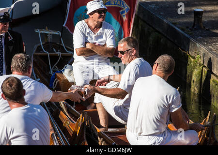 Windsor, UK. 18. Juli 2016. Swan Oberteil vorbereiten, einen Toast auf die Königin am Romney Lock am Ende des ersten Tages der Swan Upping Volkszählung zu erhöhen. Swan Upping ist eine jährliche Fünftage-zeremoniellen Schwan Volkszählung erfordern die Sammlung, Kennzeichnung und die Freigabe aller Cygnets oder Höckerschwäne auf der Themse. Es stammt aus mehr als 800 Jahren, als die Krone an alle Höckerschwäne behauptete. Der erste Tag der Volkszählung findet statt zwischen Sunbury und Windsor. Bildnachweis: Mark Kerrison/Alamy Live-Nachrichten Stockfoto