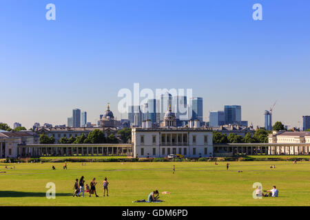 Greenwich, London, UK. 18. Juli 2016. Strahlender Sonnenschein über Royal Greenwich und Canary Wharf am heißesten Tag des Jahres so weit. Bildnachweis: Imageplotter und Sport/Alamy Live Nachrichten Stockfoto