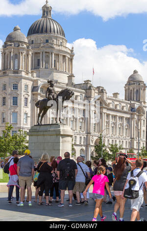 Touristen & Tagesausflügler kommen an Liverpools Pier Head Entwicklung, Liverpool, Merseyside, England. Stockfoto