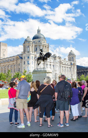 Touristen & Tagesausflügler kommen an Liverpools Pier Head Entwicklung, Liverpool, Merseyside, England. Stockfoto