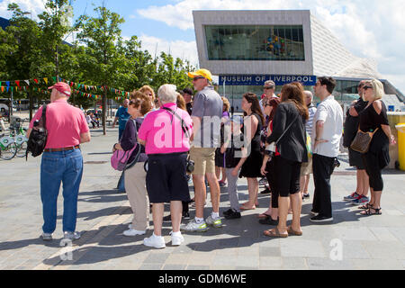 Touristen & Tagesausflügler kommen an Liverpools Pier Head Entwicklung, Liverpool, Merseyside, England. Stockfoto