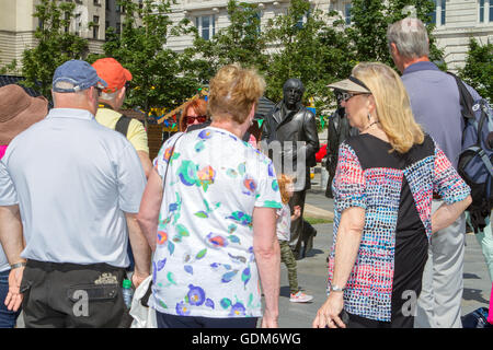 Touristen & Tagesausflügler kommen an Liverpools Pier Head Entwicklung, Liverpool, Merseyside, England. Stockfoto