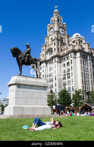 Touristen & Tagesausflügler kommen an Liverpools Pier Head Entwicklung, Liverpool, Merseyside, England. Stockfoto