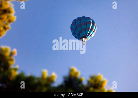 Flintshire, North Wales, UK 18. Juli 2016. UK-Wetter-Heißluftballon unter Ausnutzung der klaren ruhigen Abend über Flintshire, Nordwales. Morgen bringt den heißesten Tag des Jahres so weit für das Land in der Mini-Hitzewelle erlebt das Land Stockfoto