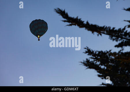 Flintshire, North Wales, UK 18. Juli 2016. UK-Wetter-Heißluftballon unter Ausnutzung der klaren ruhigen Abend über Flintshire, Nordwales. Morgen bringt den heißesten Tag des Jahres so weit für das Land in der Mini-Hitzewelle erlebt das Land Stockfoto