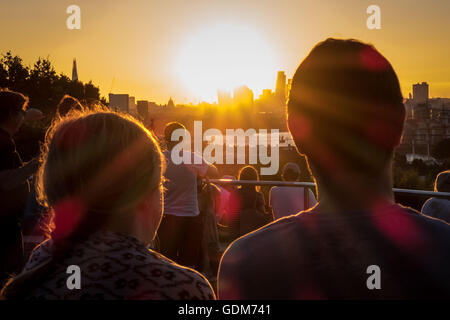 London, UK. 18. Juli 2016. Dramatische Abendlicht, gesehen vom Greenwich Park in Süd-Ost-London-Credit: Guy Corbishley/Alamy Live News Stockfoto