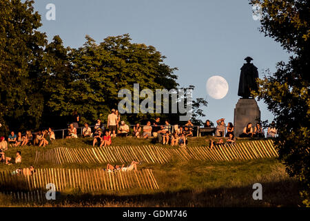 London, UK. 18. Juli 2016. Mondaufgang über Greenwich Park neben General James Wolfe Statue. Greenwich Park, Süd-Ost-London Credit: Guy Corbishley/Alamy Live News Stockfoto