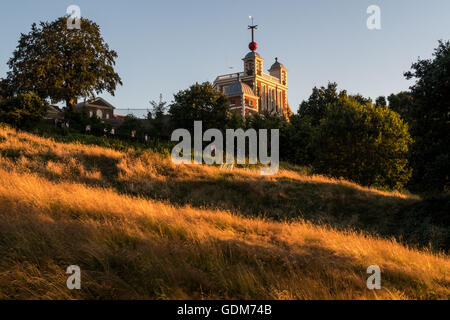 London, UK. 18. Juli 2016. Das Royal Observatory in Greenwich bei dramatischen Abendlicht gesehen. Greenwich Park, Süd-Ost-London Credit: Guy Corbishley/Alamy Live News Stockfoto