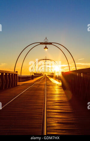 Southport Pier, Merseyside, England. 18. Juli 2016. Großbritannien Wetter: Sonnenuntergang über Southport Pier.  Nach einer Woche unruhiges Wetter mit kühler als durchschnittliche Temperaturen, ein atemberaubender Sonnenuntergang Kaskaden hinunter die Promenade von Southport Pier. Temperaturen werden voraussichtlich um über 30 º Celsius über den Rest der Woche mit einer Hitzewelle erwartet in der Süd-Ost zu erreichen.  Bildnachweis: Cernan Elias/Alamy Live-Nachrichten Stockfoto