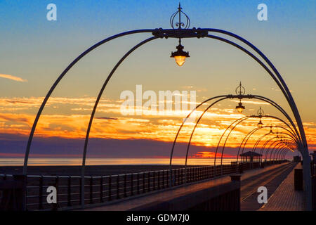 Southport Pier, Merseyside, England. 18. Juli 2016. Großbritannien Wetter: Sonnenuntergang über Southport Pier.  Nach einer Woche unruhiges Wetter mit kühler als durchschnittliche Temperaturen, ein atemberaubender Sonnenuntergang Kaskaden hinunter die Promenade von Southport Pier. Temperaturen werden voraussichtlich um über 30 º Celsius über den Rest der Woche mit einer Hitzewelle erwartet in der Süd-Ost zu erreichen.  Bildnachweis: Cernan Elias/Alamy Live-Nachrichten Stockfoto