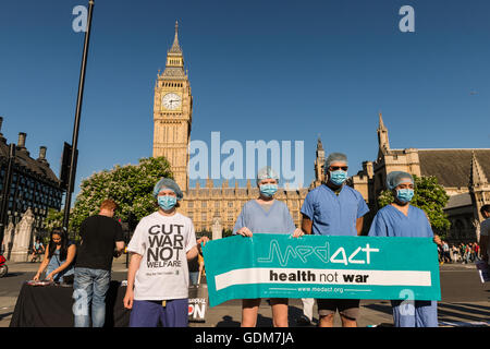 London, UK. 18. Juli 2016. Anti-atomare-Aktivisten versammelten sich in Parliament Square gegen Erneuerung der britischen Trident Atomwaffen System zu protestieren. Am Tag das Parlament diskutiert und abgestimmt, ob Sie bis zu £205bn in neuen Trident-Programm zu investieren oder Abschaffung des Projekts. Wiktor Szymanowicz/Alamy Live-Nachrichten Stockfoto