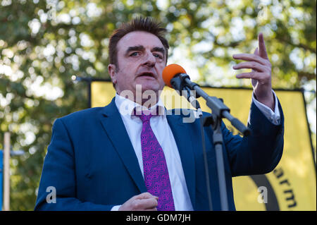 London, UK. 18. Juli 2016. Tommy Sheppard, der Scottish National Party MP hält eine Rede bei Anti-Atom-Protest gegen Erneuerung der britischen Trident Atomwaffen System in Parliament Square. Am Tag das Parlament diskutiert und abgestimmt, ob Sie bis zu £205bn in neuen Trident-Programm zu investieren oder Abschaffung des Projekts. Wiktor Szymanowicz/Alamy Live-Nachrichten Stockfoto