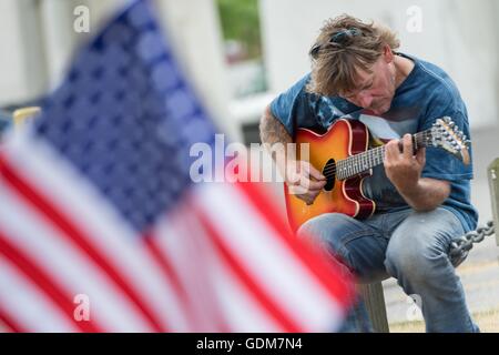 Cleveland, Ohio, USA. 18. Juli 2016. Ein Mitglied der Biker für Trump Motorrad Gruppe spielt eine Gitarre in der Nähe von seinem Motorrad während einer Versammlung von Unterstützern in der Nähe der Republican National Convention in der Quicken Loans Mitte 18. Juli 2016 in Cleveland, Ohio. Bildnachweis: Planetpix/Alamy Live-Nachrichten Stockfoto