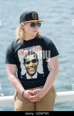 Cleveland, Ohio, USA. 18. Juli 2016. Ein Trumpf Anhänger hat eine Anti-Obama-Shirt während einer Kundgebung in der Nähe der Republican National Convention in der Quicken Loans Mitte 18. Juli 2016 in Cleveland, Ohio. Bildnachweis: Planetpix/Alamy Live-Nachrichten Stockfoto