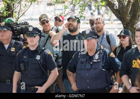 Cleveland, Ohio, USA. 18. Juli 2016. Polizei in Form einer Linie Donald Trump Fans als Anti-Trump Demonstranten Pass während einer Kundgebung in der Nähe der Republican National Convention in der Quicken Loans Mitte 18. Juli 2016 in Cleveland, Ohio zurückhalten. Bildnachweis: Planetpix/Alamy Live-Nachrichten Stockfoto