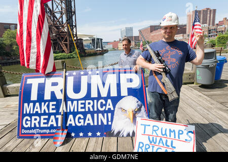 Cleveland, Ohio, USA. 18. Juli 2016. Ein Trumpf-Anhänger steht mit einem Jagdgewehr während einer Kundgebung in der Nähe der Republican National Convention in der Quicken Loans Mitte 18. Juli 2016 in Cleveland, Ohio. Bildnachweis: Planetpix/Alamy Live-Nachrichten Stockfoto