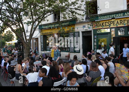 Robin coste Lewis und Zadie Smith ihre Poesie und Fiktion zu einer Masse an Shakespeare und company Buchhandlung, Paris lesen. Credit: egelsi/alamy leben Nachrichten Stockfoto