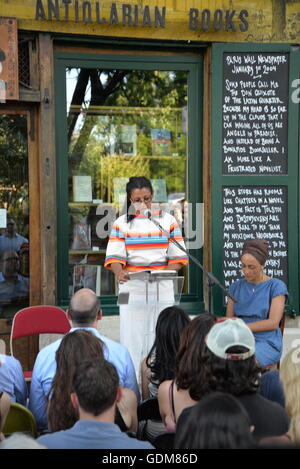 Robin coste Lewis und Zadie Smith ihre Poesie und Fiktion zu einer Masse an Shakespeare und company Buchhandlung, Paris lesen. Credit: egelsi/alamy leben Nachrichten Stockfoto