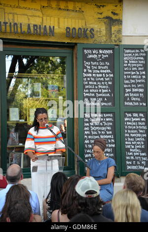 Robin coste Lewis und Zadie Smith ihre Poesie und Fiktion zu einer Masse an Shakespeare und company Buchhandlung, Paris lesen. Credit: egelsi/alamy leben Nachrichten Stockfoto