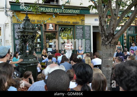 Robin coste Lewis und Zadie Smith ihre Poesie und Fiktion zu einer Masse an Shakespeare und company Buchhandlung, Paris lesen. Credit: egelsi/alamy leben Nachrichten Stockfoto