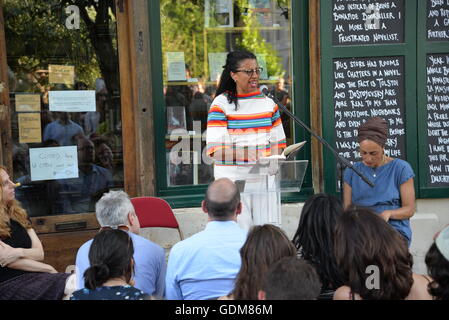 Robin coste Lewis und Zadie Smith ihre Poesie und Fiktion zu einer Masse an Shakespeare und company Buchhandlung, Paris lesen. Credit: egelsi/alamy leben Nachrichten Stockfoto