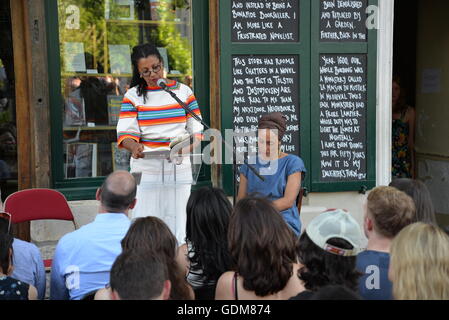 Robin coste Lewis und Zadie Smith ihre Poesie und Fiktion zu einer Masse an Shakespeare und company Buchhandlung, Paris lesen. Credit: egelsi/alamy leben Nachrichten Stockfoto