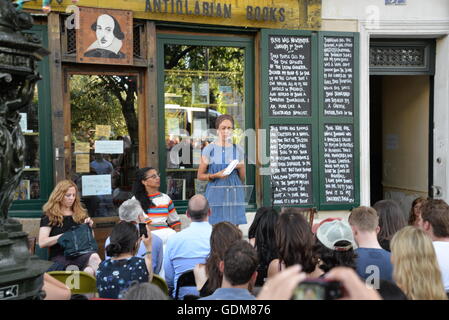 Robin coste Lewis und Zadie Smith ihre Poesie und Fiktion zu einer Masse an Shakespeare und company Buchhandlung, Paris lesen. Credit: egelsi/alamy leben Nachrichten Stockfoto