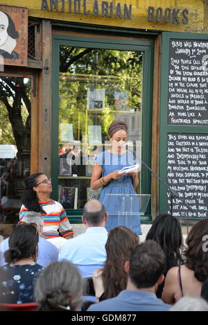 Robin coste Lewis und Zadie Smith ihre Poesie und Fiktion zu einer Masse an Shakespeare und company Buchhandlung, Paris lesen. Credit: egelsi/alamy leben Nachrichten Stockfoto