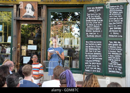 Robin coste Lewis und Zadie Smith ihre Poesie und Fiktion zu einer Masse an Shakespeare und company Buchhandlung, Paris lesen. Credit: egelsi/alamy leben Nachrichten Stockfoto