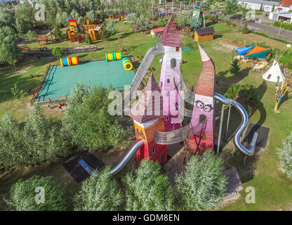 Storkow, Deutschland. 29. Juni 2016. Eine Drohne Bild verschiedene Spielmöglichkeiten im "Irrlandia" interaktive Park in Storkow, Deutschland, 29. Juni 2016. Besucher "Irrlandia" können in zahlreiche Labyrinthe verloren gehen und Rollen, Folien, Murmeln Labor oder die Kette Treppe ausprobieren. Foto: PATRICK PLEUL/Dpa/Alamy Live News Stockfoto