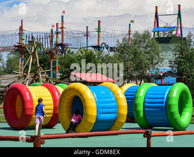 Storkow, Deutschland. 29. Juni 2016. Kinder spielen mit großen Rollen im "Irrlandia" interaktive Park in Storkow, Deutschland, 29. Juni 2016. Besucher "Irrlandia" können in zahlreiche Labyrinthe verloren gehen und Rollen, Folien, Murmeln Labor oder die Kette Treppe ausprobieren. Foto: PATRICK PLEUL/Dpa/Alamy Live News Stockfoto