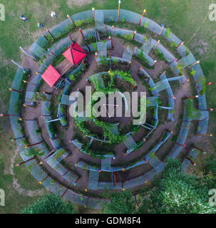 Storkow, Deutschland. 29. Juni 2016. Die Rebe Labyrinth im "Irrlandia" interaktive Park von einer Drohne in Storkow, Deutschland, 29. Juni 2016. Besucher "Irrlandia" können in zahlreiche Labyrinthe verloren gehen und Rollen, Folien, Murmeln Labor oder die Kette Treppe ausprobieren. Foto: PATRICK PLEUL/Dpa/Alamy Live News Stockfoto