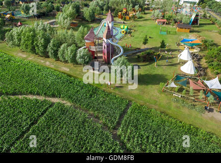 Storkow, Deutschland. 29. Juni 2016. Eine Drohne Bild von Maislabyrinth und diverse Spielmöglichkeiten im "Irrlandia" interaktive Park in Storkow, Deutschland, 29. Juni 2016. Besucher "Irrlandia" können in zahlreiche Labyrinthe verloren gehen und Rollen, Folien, Murmeln Labor oder die Kette Treppe ausprobieren. Foto: PATRICK PLEUL/Dpa/Alamy Live News Stockfoto