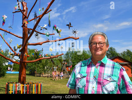 Storkow, Deutschland. 29. Juni 2016. Matthias Beier, Direktor des "Irrlandia" interaktive Park, posiert in Storkow, Deutschland, 29. Juni 2016. Besucher "Irrlandia" können in zahlreiche Labyrinthe verloren gehen und Rollen, Folien, Murmeln Labor oder die Kette Treppe ausprobieren. Foto: PATRICK PLEUL/Dpa/Alamy Live News Stockfoto