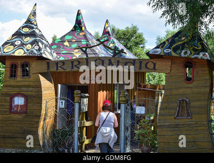 Storkow, Deutschland. 29. Juni 2016. Der Eingang zum "Irrlandia" interaktiven Teil in Storkow, Deutschland, 29. Juni 2016. Besucher "Irrlandia" können in zahlreiche Labyrinthe verloren gehen und Rollen, Folien, Murmeln Labor oder die Kette Treppe ausprobieren. Foto: PATRICL PLEUL/Dpa/Alamy Live News Stockfoto