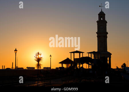 Herne Bay, Kent, UK. 19. Juli 2016: UK Wetter. Sonnenaufgang in Herne Bay mit seinem Uhrturm am Tag es voraussichtlich den heißesten im Jahr mit Temperaturen bis zu 33° C. Mit der nahenden Schule Sommerferien am Meer werden mit Urlauber Kredit beschäftigt: Alan Payton/Alamy Live News Stockfoto